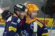 Der zweite erfolgreiche Versuch von Pierre-Marc Bouchard (rechts; mit Holden) im Penaltyschiessen bedeutete Zugs elften Sieg gegen Fribourg im zwölften Duell in der Bossard-Arena. (Bild: Keystone / Alexandra Wey)