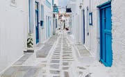 Mykonos: blaue Fenster und Türen in schneeweissen Gassen. (Bild: Karte oas)