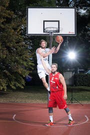 Spielen von Kindesbeinen an Basketball: die beiden 26-jährigen Michael Plüss (oben) und Ralph Güttinger aus Steinhausen.Bild: Maria Schmid (Zug, 7. Oktober 2016)
