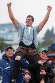 DerjungeThurgauer siegte indieser Saison schon dreimal und belegt den 3. Platz in der Jahreswertung. Als Gast am Berner Kantonalen lief es ihm für einmal nicht nachWunsch, als erim Anschwingen Matthias Sempach unterlag. Auch auf dem Brünig geht es für Giger im1.Gang ansEingemachte,wenner auf Christian Stucki trifft. (cza) (Bild: EDDY RISCH (KEYSTONE))
