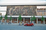 Das restaurierte Monumentalmosaik «Weg der Roten Fahne» an der Fassade des Kulturpalastes. (Bild: Guido F.R. Radig)