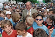 (Alt) Bundesrat Samuel Schmid vor zehn Jahren als Ehrengast in der Bahnhofstrasse. (Bild: Alexandra Wey/Keystone (Luzern, 28. April 2007))