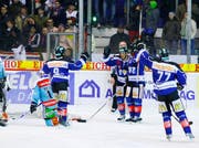 Die Zuger Spieler Rüfenacht, Torschütze Christen, Mc Tavish und Snell jubeln zum 1:1. (Bild Stefan Kaiser/Neue ZZ)