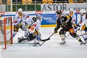 Torreiches Spiel: Luganos Alessandro Chiesa erzielt das 4:4 gegen Tobias Stephan. (Bild: Michela Locatelli/Freshfocus (Lugano, 26. November))