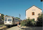 Die Schmalspurbahn hält in Alcajola. (Bild: Axel Baumann)