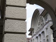 Die Schweizerische Nationalbank (SNB) am Bundesplatz in Bern. Die SNB hat im ersten Quartal einen Verlust von 6,8 Milliarden Franken eingefahren. (Bild: Keystone/GAETAN BALLY)