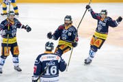 Die Zuger mit Josh Holden, mitte, feiern das 1:0 beim dritten Eishockey Playoff Halbfinalspiel der National League A zwischen dem EV Zug und dem HC Davos am Samstag, 25. Maerz 2017, in Zug. (KEYSTONE/Urs Flueeler) (Bild: URS FLUEELER (KEYSTONE))