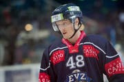 Der Zuger Carl Klingberg beim Eishockey-Meisterschaftsspiel der National League A zwischen dem EV Zug und den Kloten Flyers am 7. Oktober 2016 in der Bossard Arena in Zug. (Bild: Urs Flüeler / Keystone)
