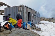 Arktisch: Refuge Durier (3358 m) – das Biwak vor dem Gipfeltag. (Bild: Quelle: Bundesamt für Landestopografie, Karte oas)