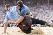 Matthias Glarner (oben) gewinnt gegen Armon Orlik und wird Schwingerkönig. (Bild: Keystone)
