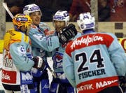 Rapperswiler Jubel in der Hertihalle: Roest, Lindström, Nordgren und Fischer (v.l.) jubeln über das 0:1. (Bild Keystone)