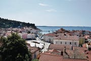 Die Piazza Tartini im Adria-Küstenstädtchen Piran. (Bild: Samuel Koch)