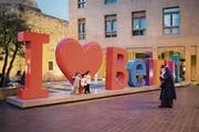 Liebeserklärung an die Metropole: Touristen in Beirut. (Bild: Daniel Ammann)