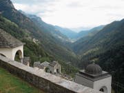 Friedhof mit Aussicht: Blick von Comologno talauswärts. (Bild: Beda Hanimann)
