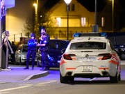 Eine Sondereinheit der Polizei sperrte den Tatort in Payerne (VD) weiträumig ab. (Bild: KEYSTONE/CHRISTIAN BRUN)