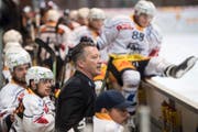 Zugs Head Coach Harold Kreis, Mitte, schaut auf das Eis im Sechzehntelfinal Spiel im Swiss Ice Hockey Cup zwischen dem EHC Wiki-Muensingen aus der ersten Liga und dem EV Zug, am Dienstag, 27. September 2016, in der Sagibachhalle in Wichtrach. (KEYSTONE/Marcel Bieri) (Bild: MARCEL BIERI (KEYSTONE))