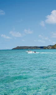 Hinein ins glasklare Wasser – bei Mahébourg an der Südküste von Mauritius. (Bild: Karte oas)