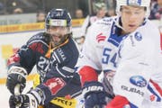 Zugs Josh Holden (links) gegen ZSCs Christian Marti. (Bild: Keystone / Urs Flüeler)