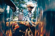 Direkt vom Grill: Auf der Ranch wird das Abendessen auf dem Feuer zubereitet. (Bilder: Loren Bedeli (Edelweiss)/Angelina Donati)