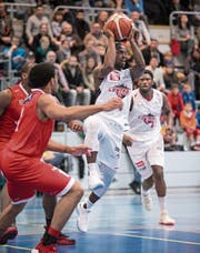 Austin Chatman von Swiss Central beim Abschlussversuch. (Bild: Manuela Jans-Koch (Luzern, 10. Dezember 2017))