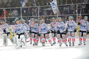 Die Zuger Spieler feiern ihren Sieg in der Valascia bei Ambri. (Bild EQ)