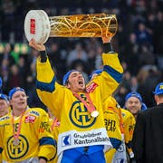 11. April 2015: Der Davoser Marc Wieser feiert den Meistertitel. Es ist der 31. Titelgewinn für den Bündner Klub. (Bild: Keystone/Patrick B. Krämer)