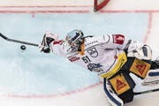Spektakuläre Parade von Tobias Stephan im dritten Finalspiel gegen Bern, das Zug mit 2:1 nach Verlängerung gewann. (Bild: Alessandro della Valle/Keystone (Bern, 11. April 2017))