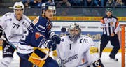 Carl Klingberg (in Blau, hier gegen Fribourg-Gottéron) ist bisher beim EV Zug noch nicht richtig in Fahrt gekommen.Bild: Marc Schumacher/Freshfocus (Zug, 1. Oktober 2016)