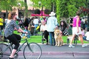 Lebenslust und Lebenskunst auf der Plaza von New Mexicos 70 000-Einwohner-Hauptstadt. (Bild: Chris Corrie)