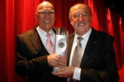 Luzerns Regierungspräsident Anton Schwingruber (rechts) gratuliert Politik-Awardgewinner Otto Ineichen. (Bild André Häfliger/Neue LZ)