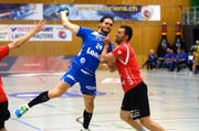 Tobias Baumgartner vom HC Kriens-Luzern (links) wird von Marcel Hess von Pfadi Winterthur gestört. (Bild: Nadia Schärli / Neue LZ)