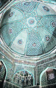 Die kunstvolle Kuppel eines Mausoleums in Samarkand. (Bild: Kathrin Reimann)