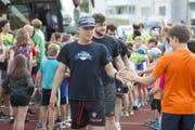 Santeri Alatalo, hier beim Gesundheitsprojekt «Fit4Zug» fällt lange aus. (Bild: Maria Schmid (Menzingen, 12. Juni 2017))