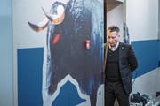 Ein Bild aus der Vergangenheit: Harold Kreis vor dem Eingang zur Kabine des EV Zug. (Bild: Boris Bürgisser (Zug, 3. März 2018))