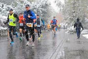 2012: Die Läufer kämpfen sich – bisher zum einzigen Mal – durchs Schneegestöber. (Bild: Maria Schmid (Horw, 28. Oktober 2012))