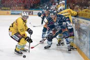 Zugs Carl Klingberg (rechts, Nr. 48) kommt gegen Berns David Jobin (links) zu spät. (Bild: Anthony Anex/Keystone (Zug, 17. April 2017))