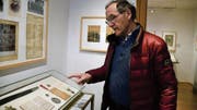 Historiker und Kurator Peter Geiger erklärt im Landesmuseum, wie es damals zur Auflösung des Militärs kam. (Bild: Raphaela Roth)