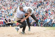 Sie treffen in Estavayer erneut aufeinander: Christian Schuler, links, und Matthias Sempach hier beim Bruenig Schwinget vom Juli 2016. (Bild: Urs Flüeler / Keystone)