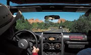 Schönste Aussichten direkt aus dem Auto: Der Park «Garden of the Gods» beeindruckt mit seinen roten Sandsteinformationen. (Bilder: Loren Bedeli (Edelweiss)/Angelina Donati)