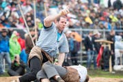 René Suppiger siegt im 4. Gang beim 113. Ob- und Nidwaldner Kantonalschwingfest gegen Marco Wyrsch. (Bild: Urs Flüeler / Keystone (Beckenried, 7. Mai 2017))
