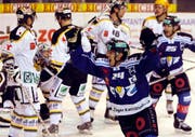 Die Zuger Duri Camichel und Micki DuPont (rechts) jubeln nach dem 1:0. (Bild Keystone)