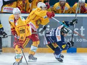 Der Zuger Fabian Schnyder (rechts) im Spiel gegen die Langnauer mit Yannick-Lennart Albrecht (links) (Bild: KEYSTONE/URS FLUEELER)