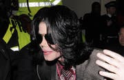 War das Erscheinungsbild von Michael Jackson von Hormonberhandlungen geprägt? Sein letzter Vertrauensarzt zumindest glaubt das. (Bild: bangshowbiz)