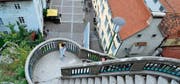 260 Treppenstufen führen auf den 473 Meter hohen Schlossberg mitten in der Altstadt. Hier hat man den schönsten Blick über die Gassen. (Bild: Karte oas)
