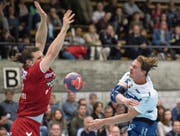 Der Krienser Peter Schramm (rechts) beim Schussversuch gegen den Berner Tobias Baumgartner. (Bild: Raphael Moser/BZ (Gümligen, 11. April 2018))