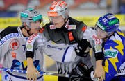 Zugs Wesley Snell (l.) und Davos' Marc Wieser geraten in die Haare. Linienrichter Roger Arm muss sie trennen. (Bild EQ)