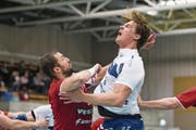 Kein Durchkommen: Der Krienser Peter Schramm (rechts) bleibt an Pedro Spinola hängen. (Bild: Raphael Moser/Berner Zeitung (Bern, 22. März 2018))