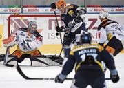 Der Zuger Goalie Tobias Stephan (links) hat alle Hände voll zu tun. (Bild: Pablo Gianinazzi/Keystone (Ambri-Piotta, 6. Oktober 2017))