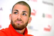 Der Schweizer Hürdenläufer Kariem Hussein an der Pressekonferenz in Regensdorf vom Donnerstag. (Bild: Keystone)