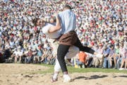 Marcel Bieri (links) und Remo Käser im 1. Gang beim Brünig Schwinget. (Bild: Urs Flüeler/Keystone)